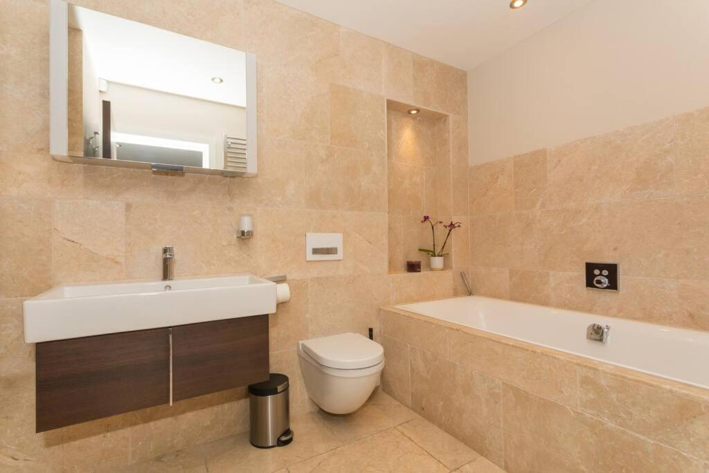 Stylish Penthouse Apartment With Hot Tub Bath Esterno foto