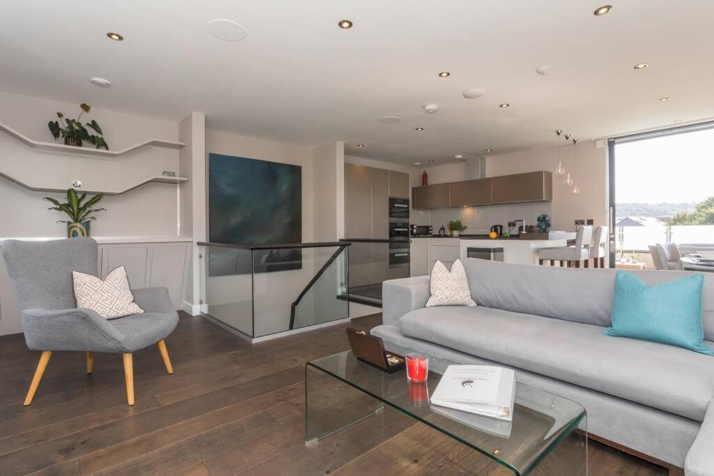 Stylish Penthouse Apartment With Hot Tub Bath Esterno foto