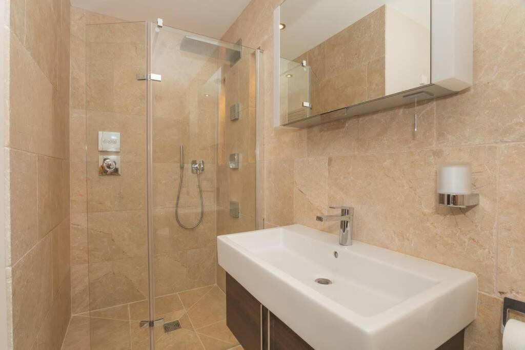 Stylish Penthouse Apartment With Hot Tub Bath Esterno foto