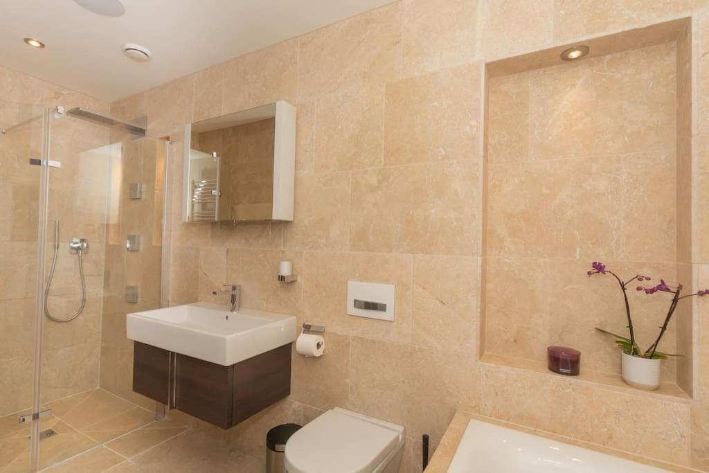 Stylish Penthouse Apartment With Hot Tub Bath Esterno foto