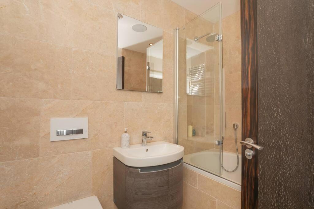Stylish Penthouse Apartment With Hot Tub Bath Esterno foto